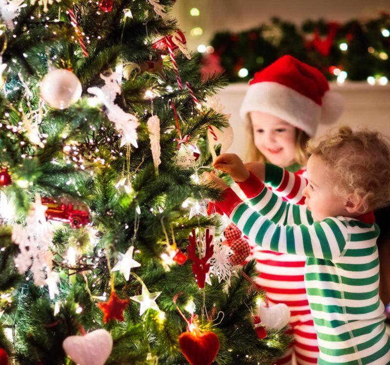 10 voguish holiday office décor trends for years 2021 & 2022